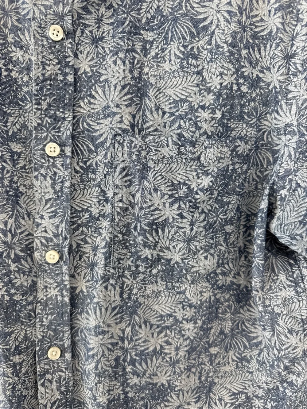Banana Republic Blue and White Floral Short-Sleeve Button-Down Shirt size Large